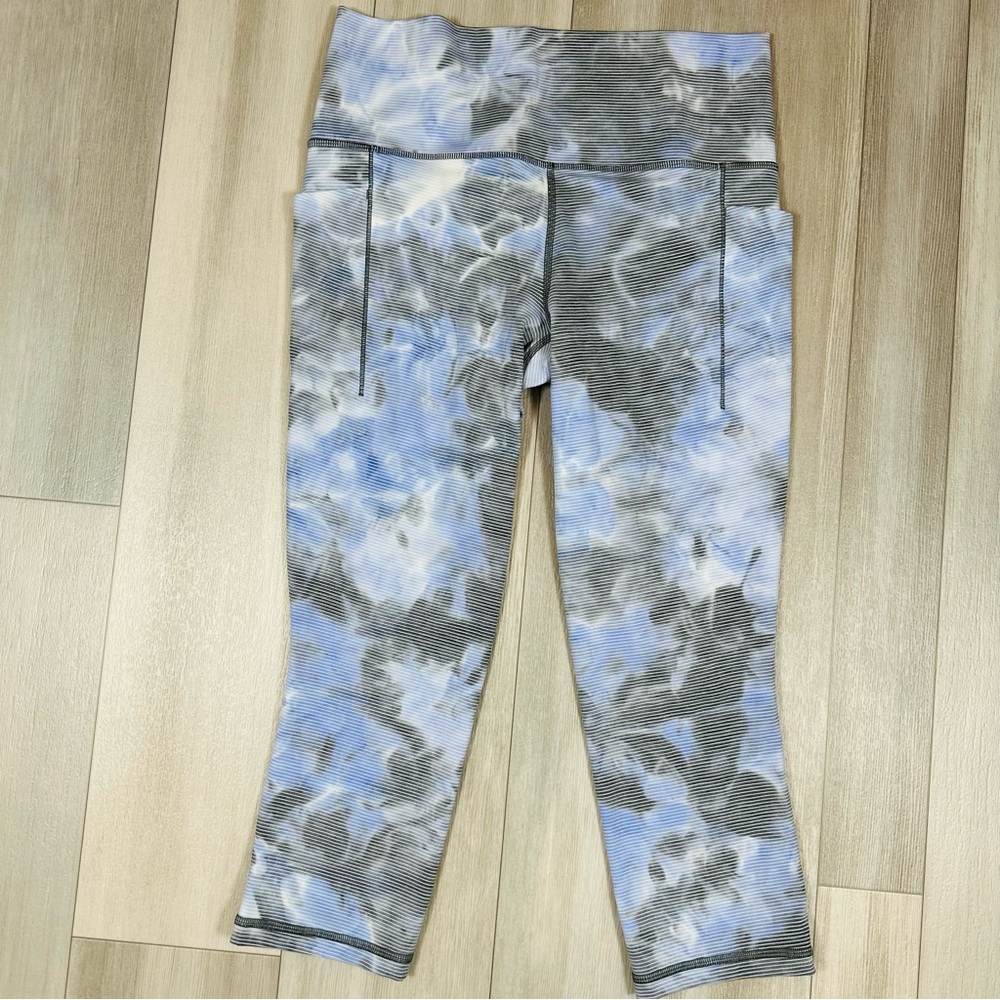 Athleta Salutation Stash Pocket II Textured Capri Leggings Size Medium - Picture 4 of 9